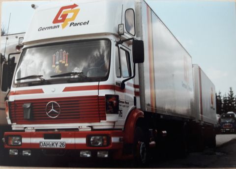1990 - Der erste LKW mit Wechselbrückenaufbau für den Paketdienst (damals German Parcel)